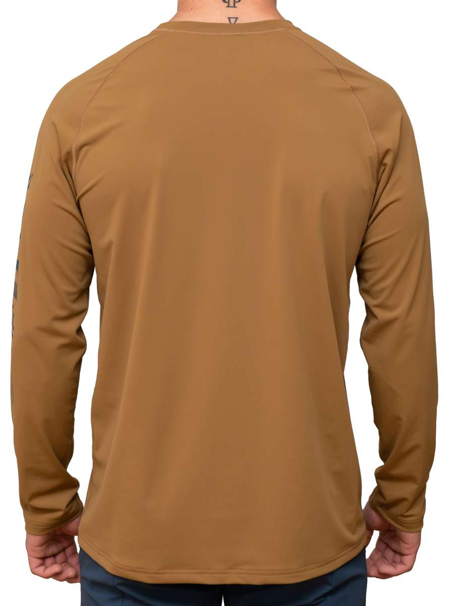 MEN UV Langarmshirt ‘kukini wood' back view with model 