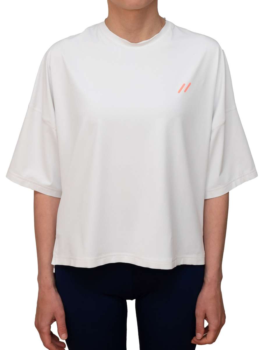 WOMEN UV Shirt ‘tuca white‘ Vorderansicht mit Model 