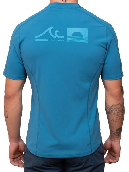 Preview: MEN UV Shirt ‘tuvu vanira bay‘ back view with model 