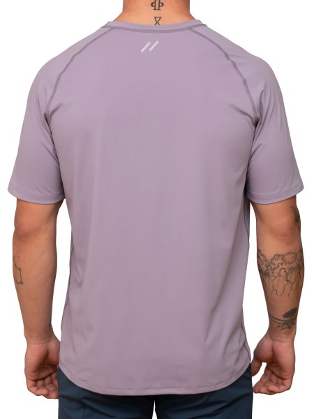 Preview: MEN UV Shirt ‘coni purple ash‘ back view with model 