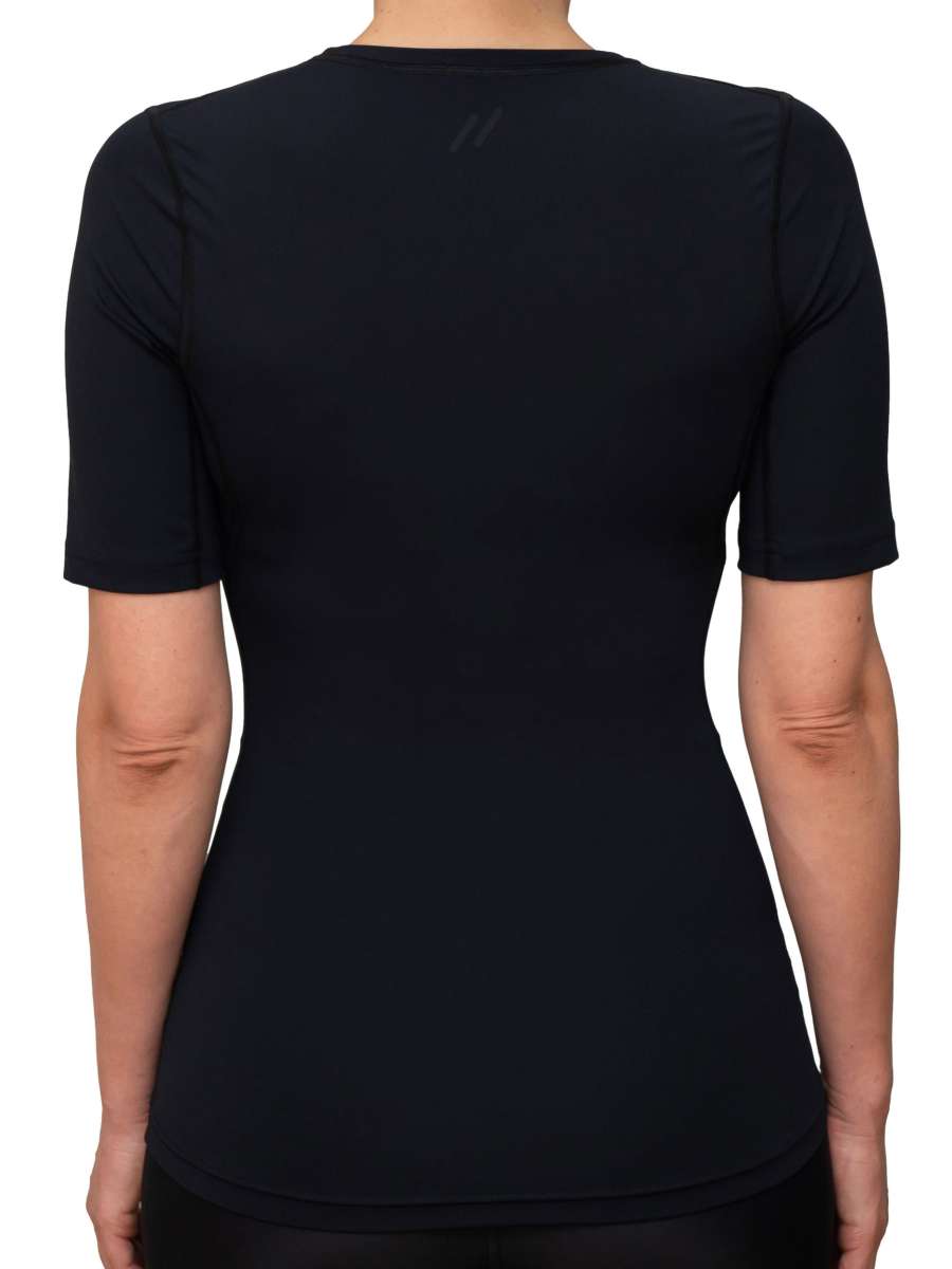 WOMEN UV Shirt ‘avaro black‘ Rückansicht mit Model 