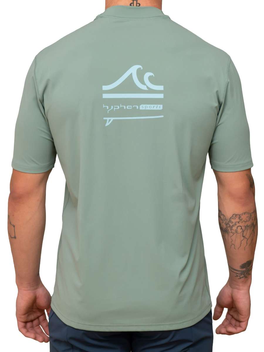 MEN UV Shirt ‘moala tepee‘ Rückansicht mit Model 