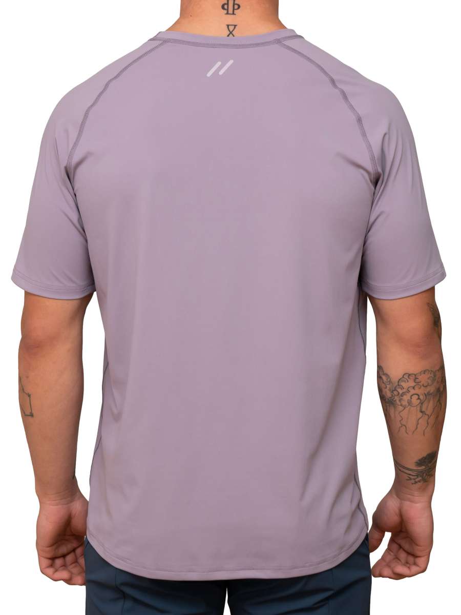 MEN UV Shirt ‘coni purple ash‘ Rückansicht mit Model 