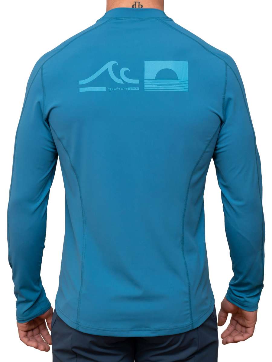 MEN UV Langarmshirt ‘tuvu vanira bay‘ back view with model 