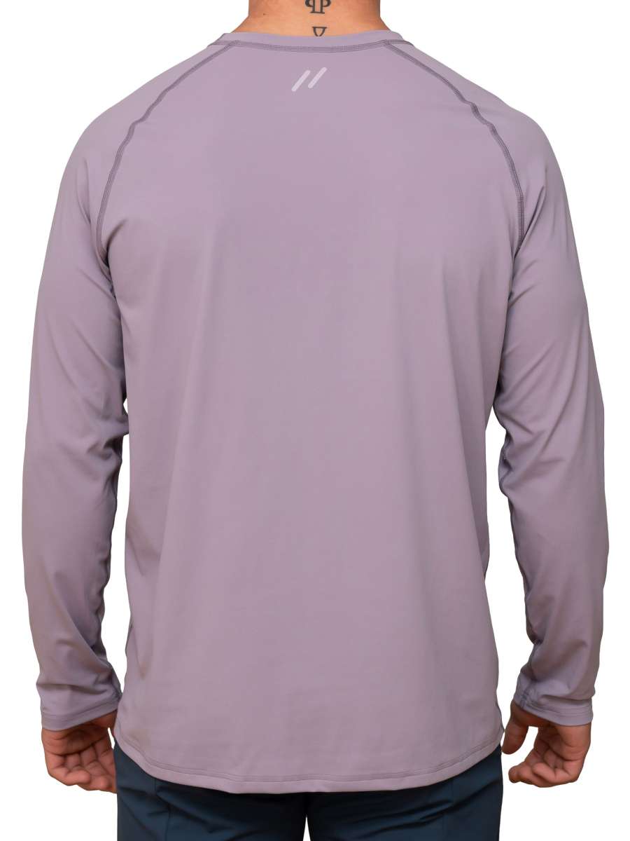 MEN UV Langarmshirt ‘coni purple ash‘ back view with model 