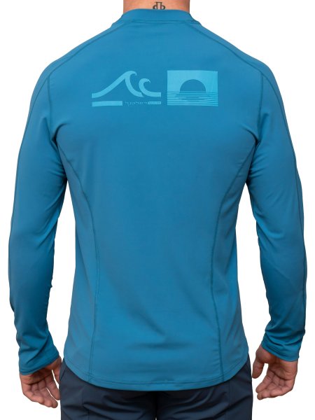 Preview: MEN UV Langarmshirt ‘tuvu vanira bay‘ back view with model 