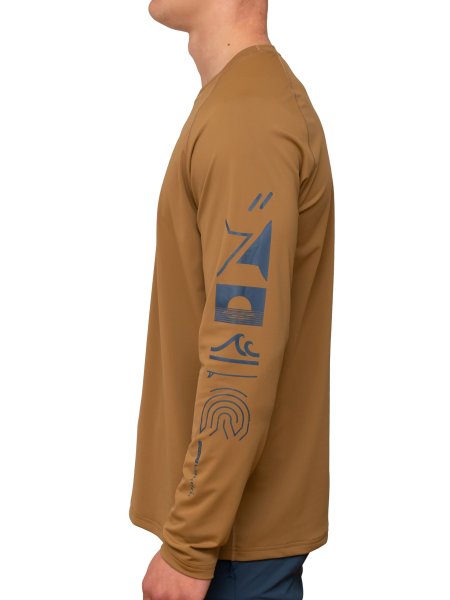 Vorschau: MEN UV Langarmshirt ‘kukini wood' Seitenansicht mit Model 